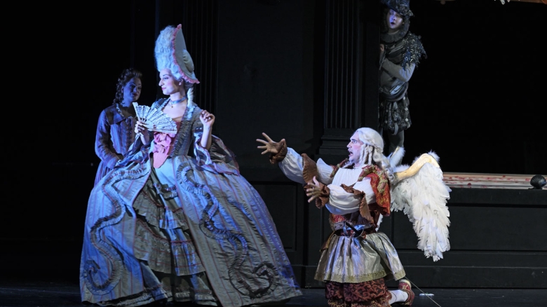 Gabriel Wanka (Rose), Monika Buczkowska-Ward (Madame de Latour), Francesco Demuro (Saint-Phar), im Hintergrund Joel Allison (Alcindor; in grauem Kostüm mit Hut)