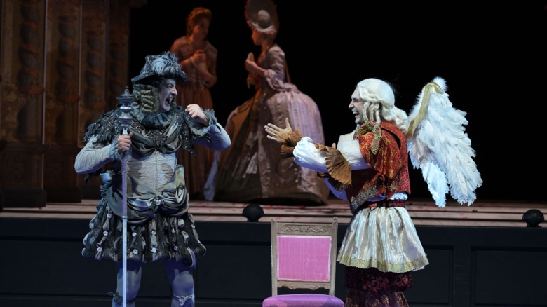 Joel Allison (Alcindor) und Francesco Demuro (Saint-Phar), im Hintergrund Gabriel Wanka (Rose), Monika Buczkowska-Ward (Madame de Latour)