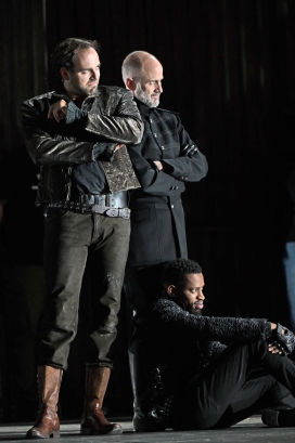 Liviu Holender (Marullo), Michael McCown (Borsa), Sakhiwe Mkosana (Graf von Ceprano) 